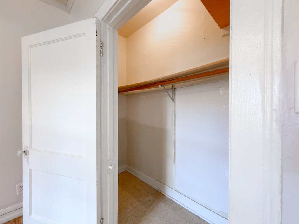 Building Photo - 2405 W Wilson Ave