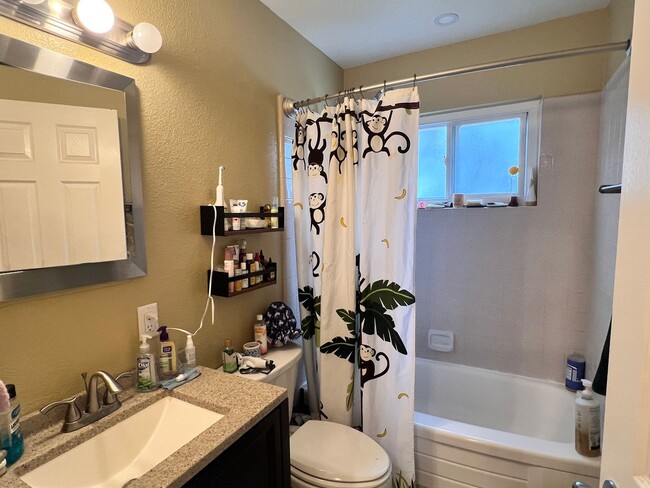 Building Photo - Campbell Duplex: 2 BR 1 BA with Garage & W...