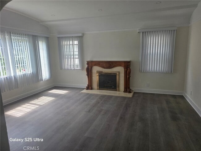 Building Photo - 521 E Valencia Ave