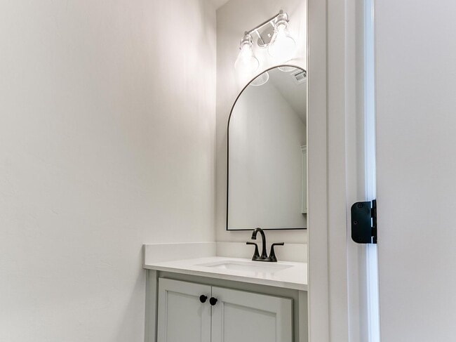 Building Photo - Luxury, Zero Maintenance Living Edmond Tow...