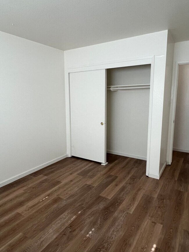 Building Photo - UPDATED 2 BEDROOM APARTMENT!!