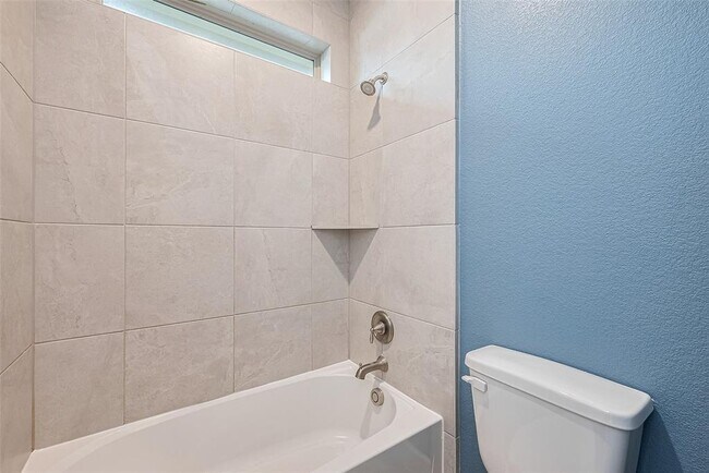 Building Photo - 5511 Highland Dr