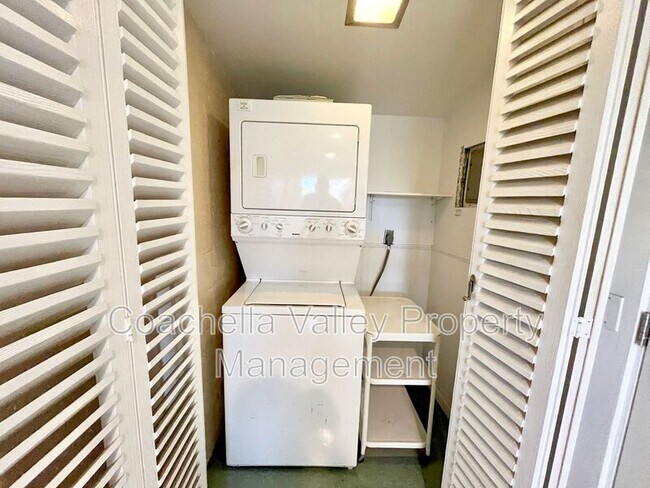 Building Photo - 1680 E Mesquite Ave