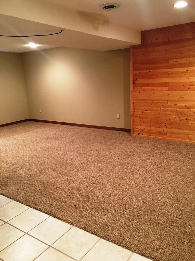 Building Photo - 3BR, 1. 3/4 BA Single Family Home