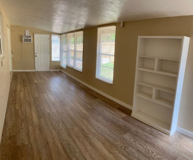 Building Photo - 3 bed 2 bath Home