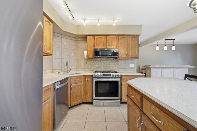 Building Photo - 15 Delbarton Ct
