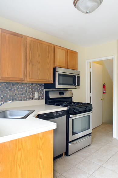 Kitchen - 3332 Coolidge Hwy