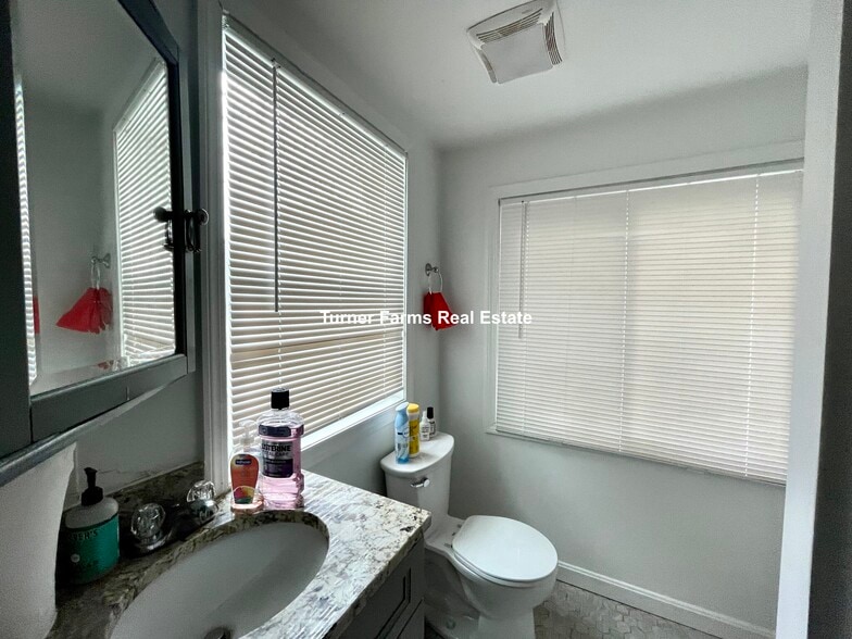 Building Photo - 48 Derby St