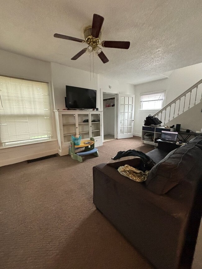 Building Photo - Spacious 3 bedroom, 1 bathroom House