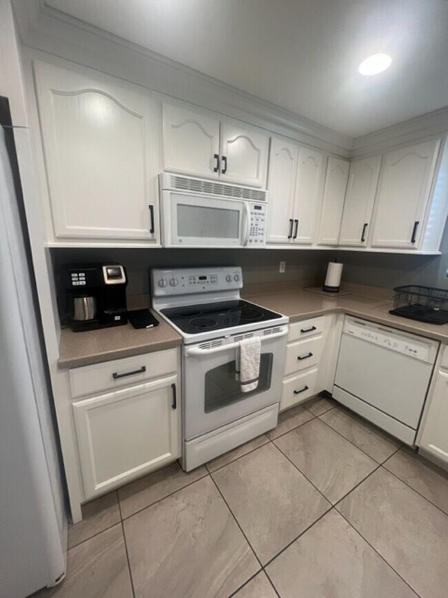 Building Photo - 3 Bed / 2 Bath House at INDIAN PALMS CC** ...