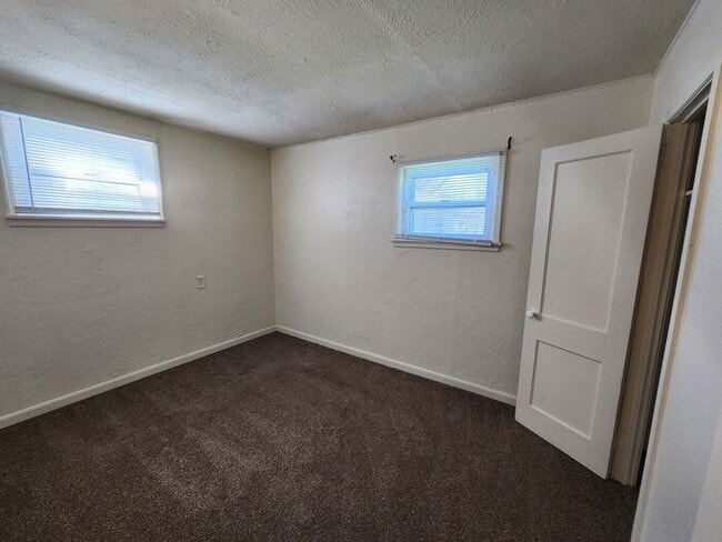 Building Photo - 2 Bedroom Apartment