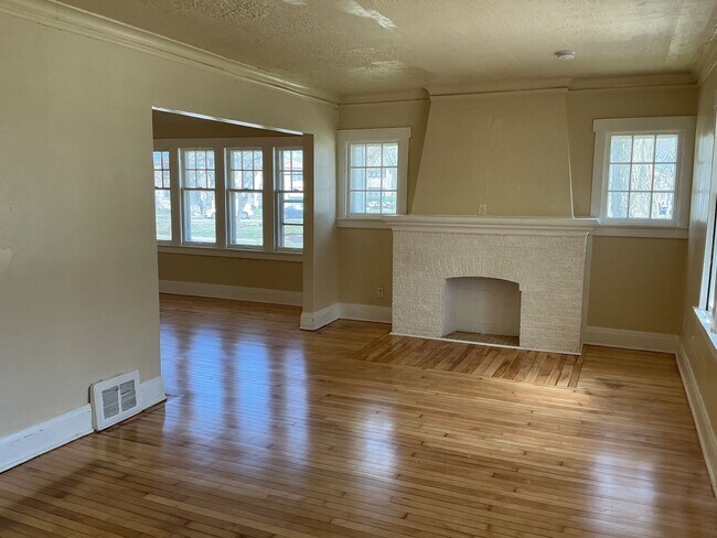 Building Photo - 4502 W Keefe Ave