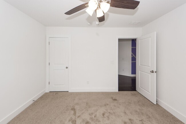 Building Photo - 4 Bedroom 3.5 Bath House in Lawton Park - ...