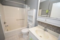 Building Photo - 3 levels of townhouse living in great NW l...