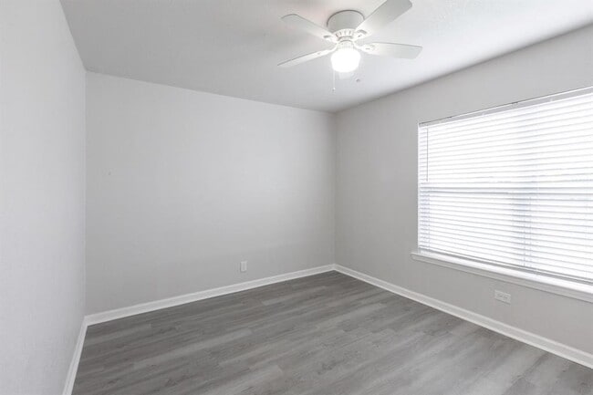 Building Photo - 1445 Hillview Ave