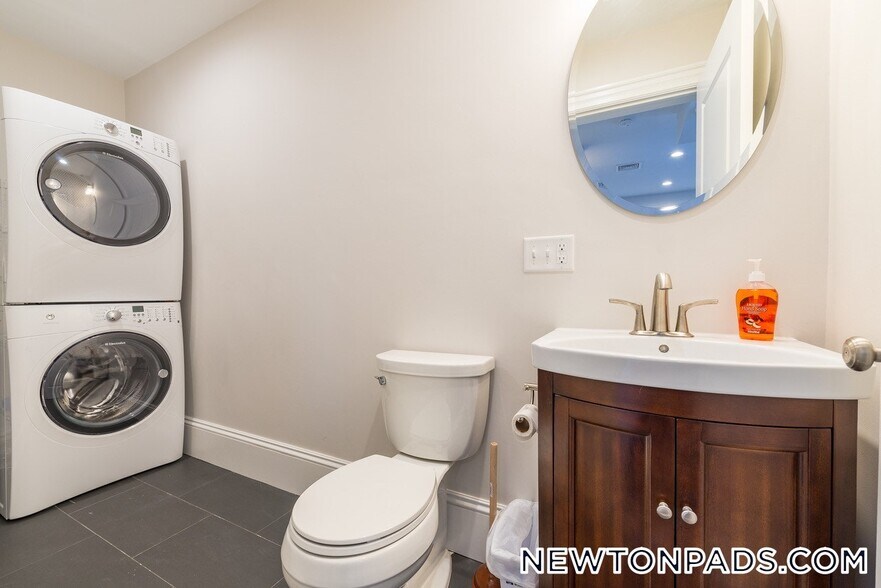 Building Photo - 2044 Beacon St