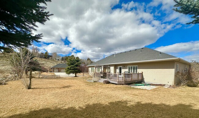 Building Photo - Stunning 6 Bed / 3 Bath | Great Location | Expansive Living Space