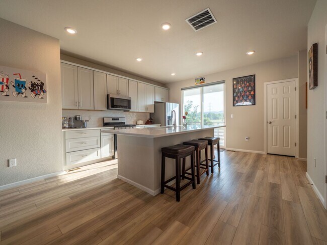 Building Photo - Astonishing 3 Bed/3.5 Bath Tri Level Townhome.   Must see to believe!!