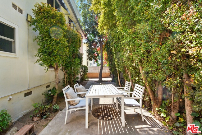 Building Photo - 1929 Tamarind Ave