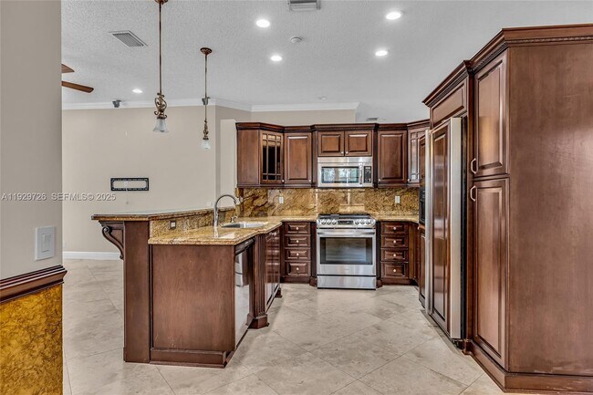 Building Photo - 949 Tanglewood Cir