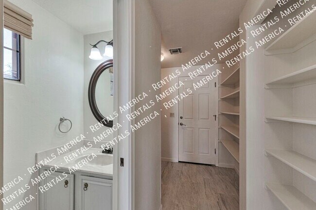 Building Photo - 10698 N Thunder Hill Pl