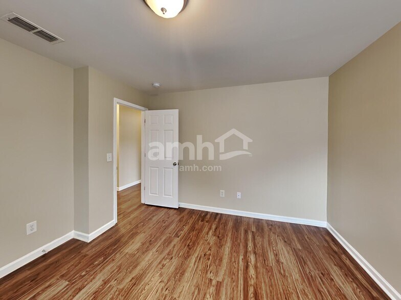 Building Photo - 7472 Riverland Dr