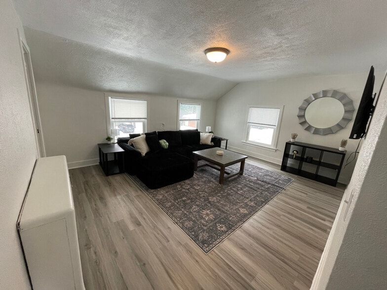 Building Photo - 105 Maple Ct