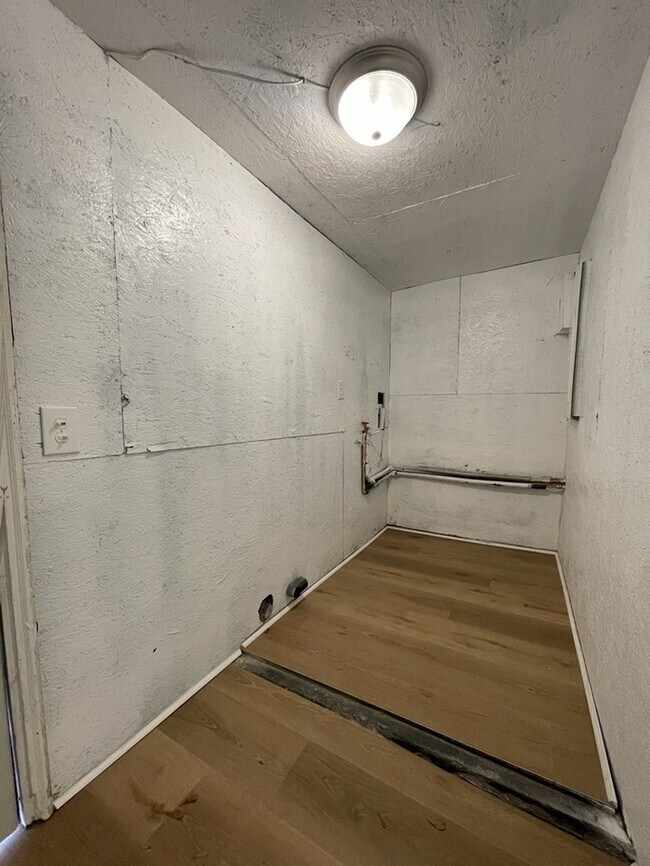 Building Photo - 220 Baker Cir