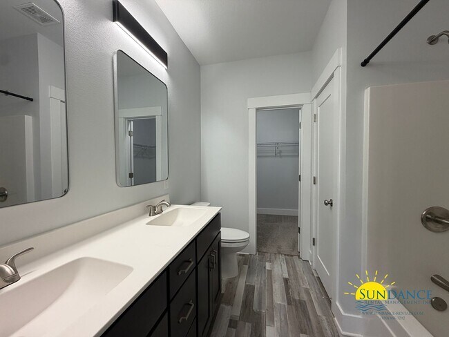 Building Photo - Gorgeous 2 Story 4 Bedrooms Townhome in Fort Walton Beach!
