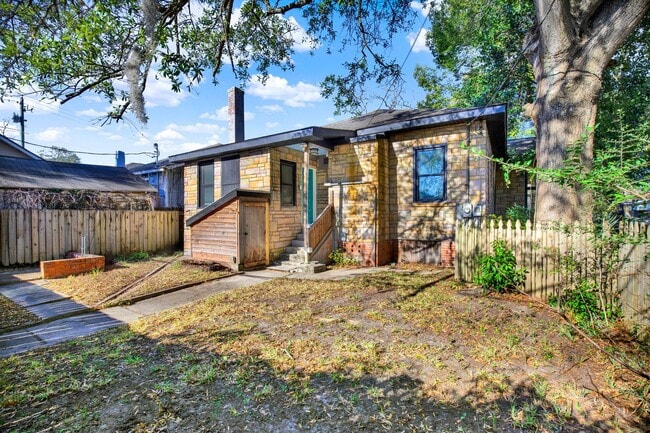 Building Photo - Thomas Square Home