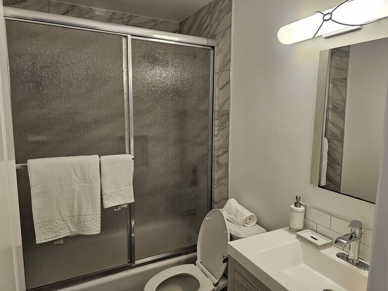 Building Photo - 6501 Vanalden Ave