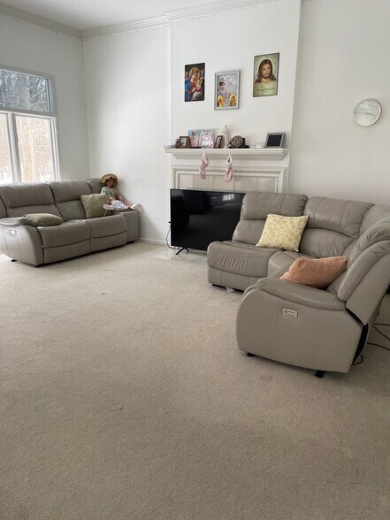 Building Photo - 1154 Bluebird Dr