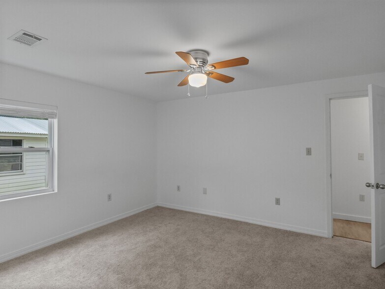 Building Photo - 1572 Cedar St