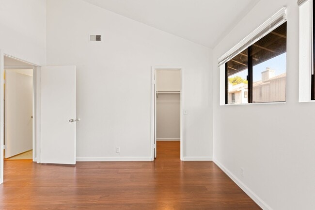 Building Photo - Spacious & Central 3BR/2.5 BA Town Home