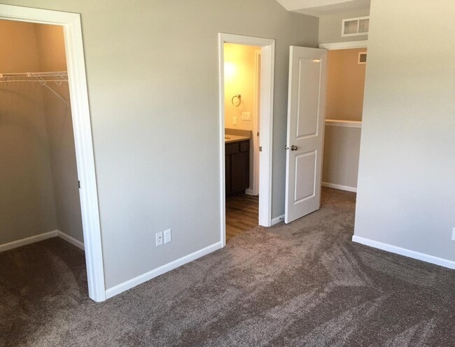 Building Photo - 716 SE Crossings Ln