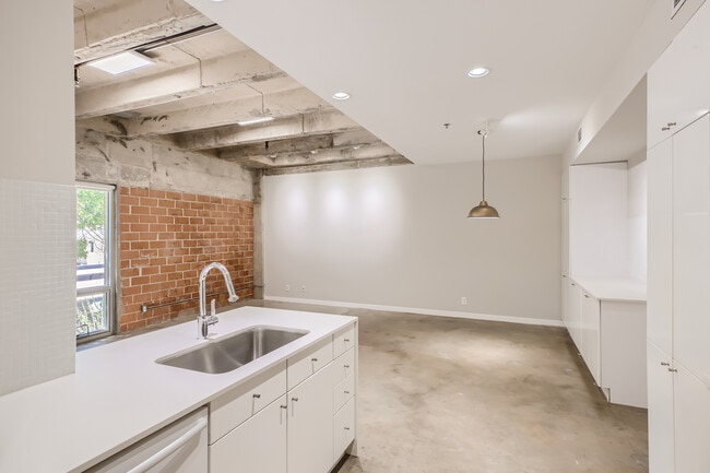 Building Photo - 1115 S Alamo St