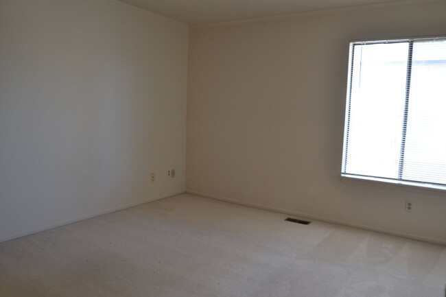 Building Photo - 2 Bedroom Townhome with AC!