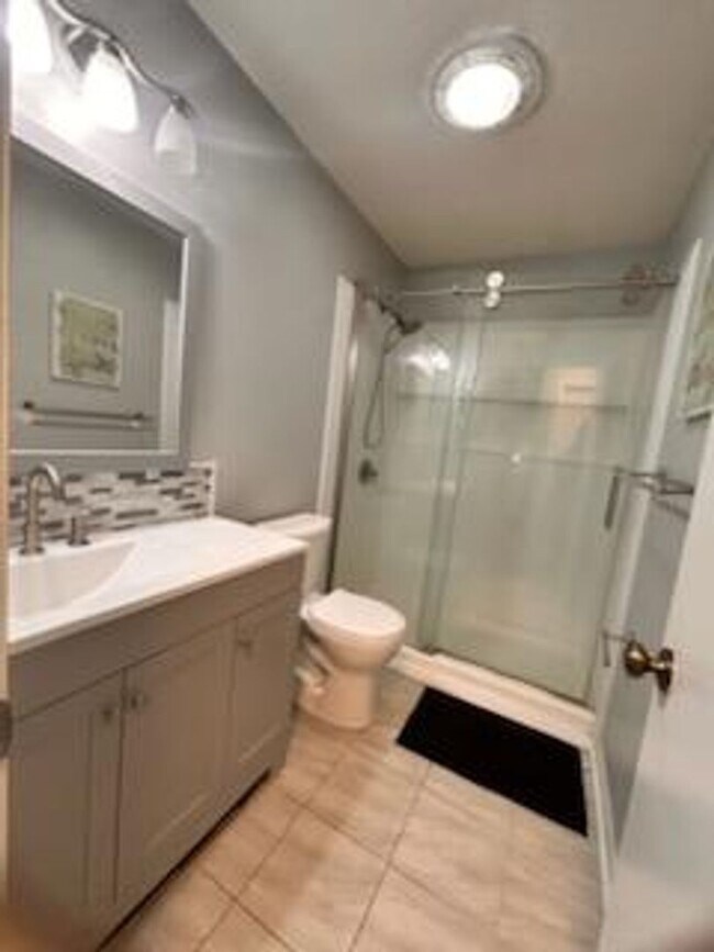 Building Photo - Stunning 3 bedroom/2 bathroom home with AMAZING lake view!