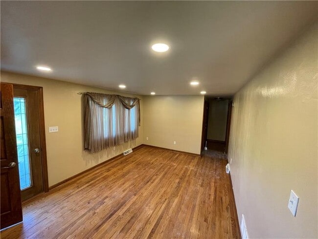 Building Photo - 109 Linden St