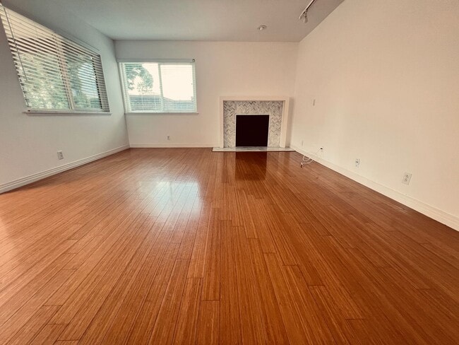 Building Photo - Mission Valley Large Two Bedroom Two Bathroom Condo for Rent