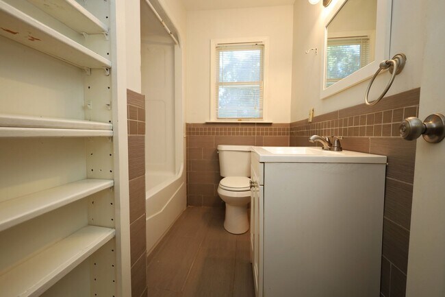 Building Photo - 818 Stillwater Dr