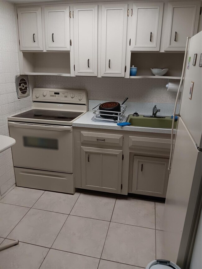 Building Photo - 1110 N Riverside Dr