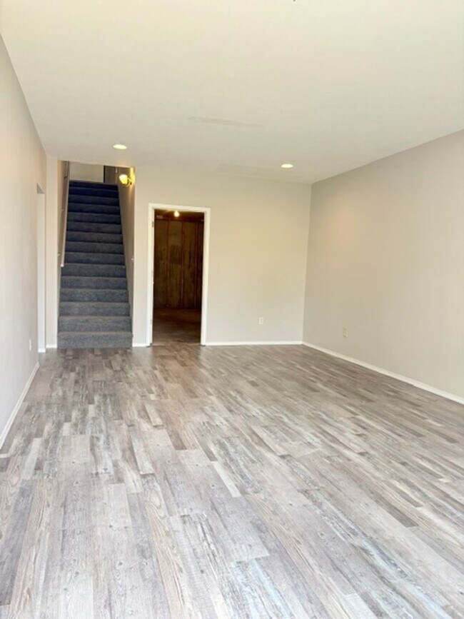 Building Photo - Ozark~ 4 bedroom walkout basement duplex for rent!