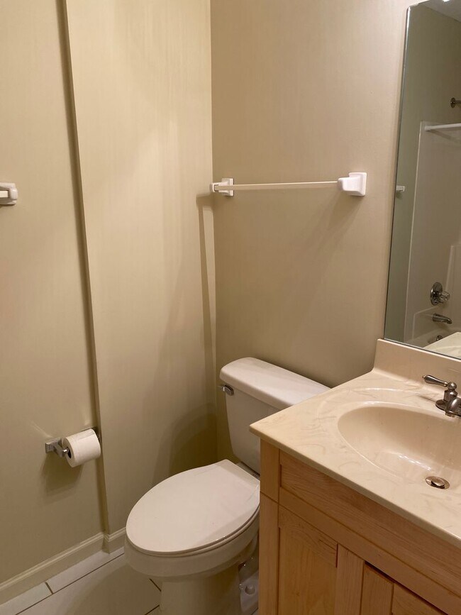 Building Photo - Very well kept condo in Lytchfield off All...