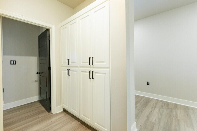 Building Photo - 5825 Grinnell St