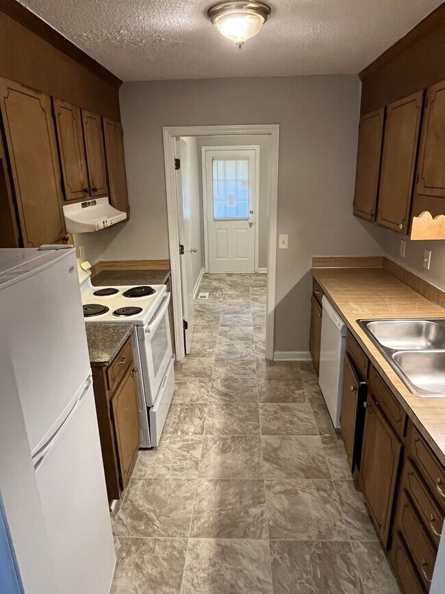 Building Photo - COMING SOON!!!  Spacious 2 Bed, 1 Bath Minutes from Uptown