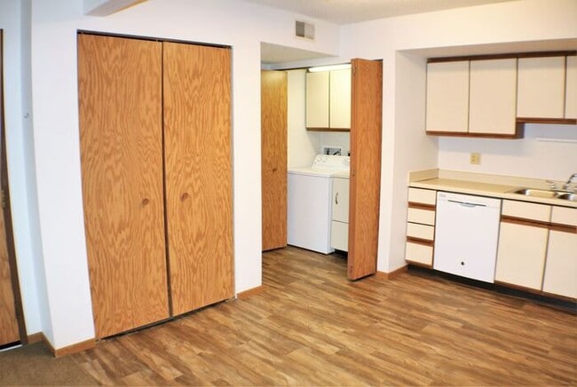 Building Photo - $1,025 | 2 Bedroom, 1 Bathroom 1st Floor C...