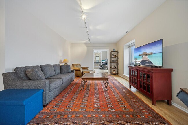 Building Photo - 811 S Lytle St