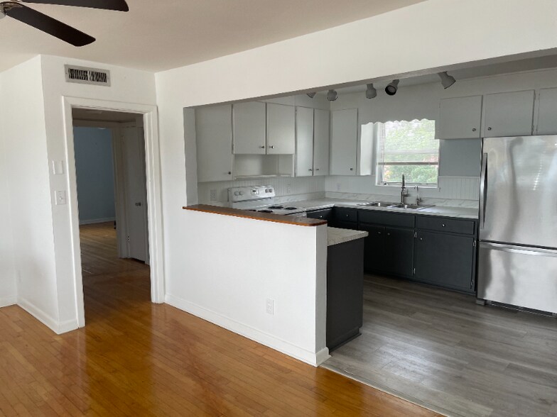 Building Photo - 301 Oleander St