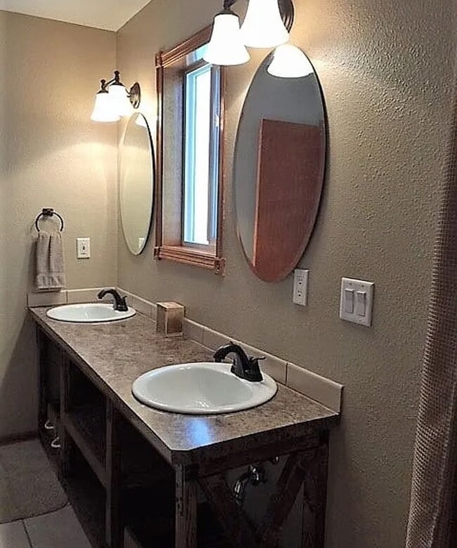 Building Photo - Updated 3 Bed 2 Bath Spokane Valley Home +...